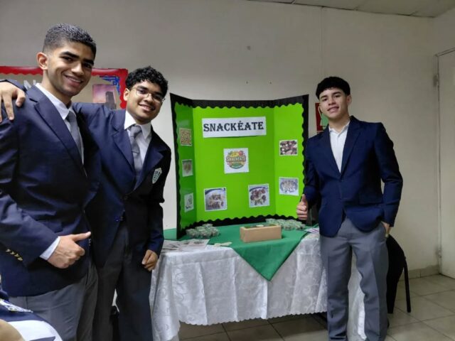 Estudiantes y sus emprendimientos durante sus diferentes exposiciones. 👌🏼😃