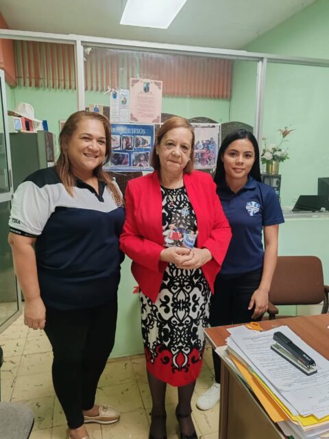 Entrega de reconocimiento a patrocinadores de nuestra "Gala Típica"
Directora Mirna Martinez, Colegio Francisco Morazan
Profesor Gregorio Gonzalez @bafdap_chiriqui
Vice rector de extensión Jorge Lopez @danzachiriquiviex
@miculturapma