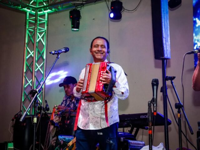 Participación de nuestros músicos invitados a nuestro gran mano a mano @jhonathanchavezoficial @nenitovargasplumasnegras